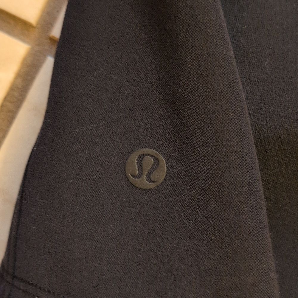 Lululemon On The Fly Short Black Travel Woven Fabric Wrinkle Resistant Size 10 - Picture 4 of 9